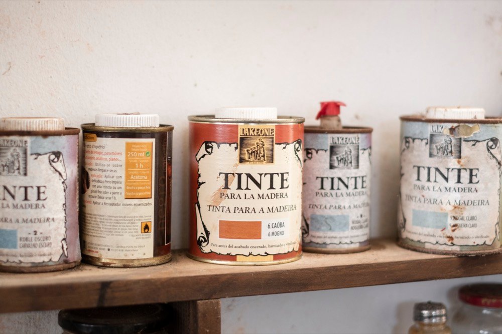 Latas de tinte para la madera