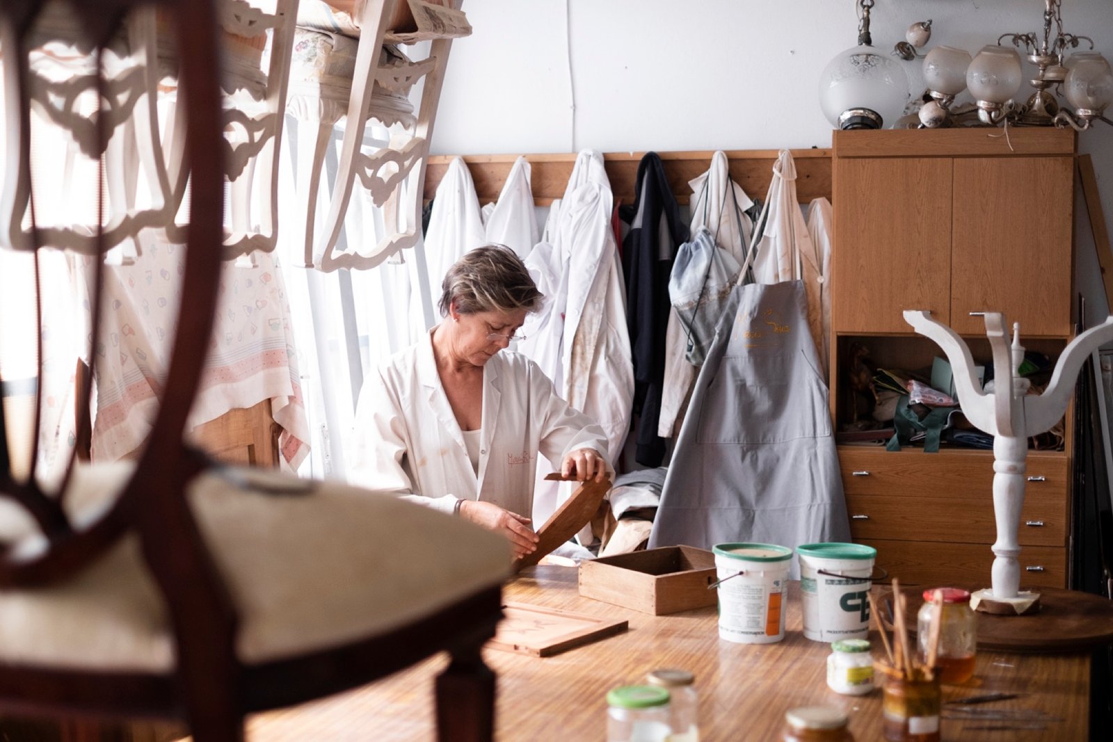 Maria Silva trabajando en su taller